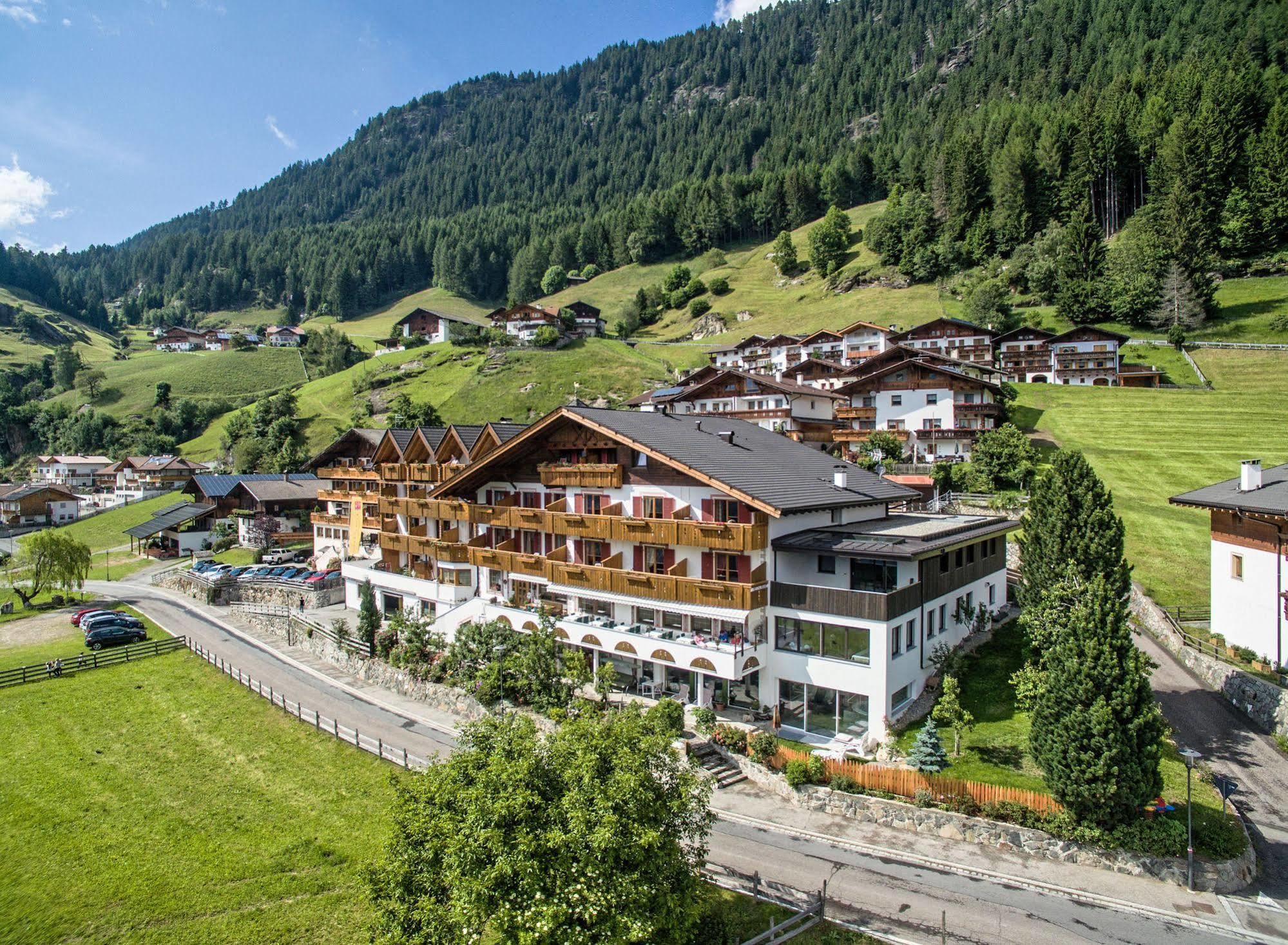 Hotel Alpenland Moso Bagian luar foto
